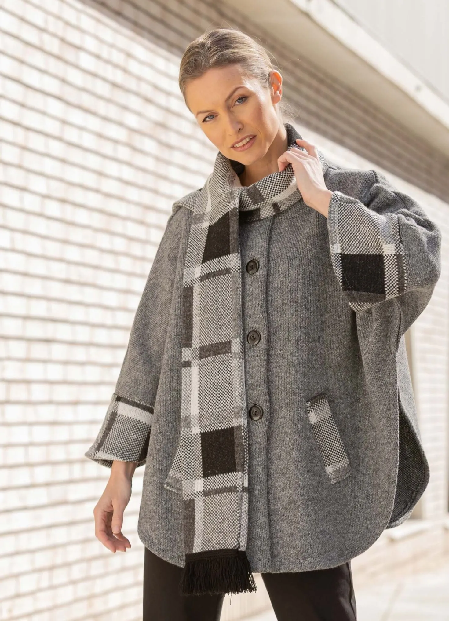 Strickmantel mit integriertem Schal