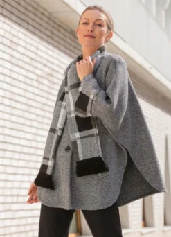 Strickmantel mit integriertem Schal