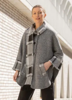 Strickmantel mit integriertem Schal