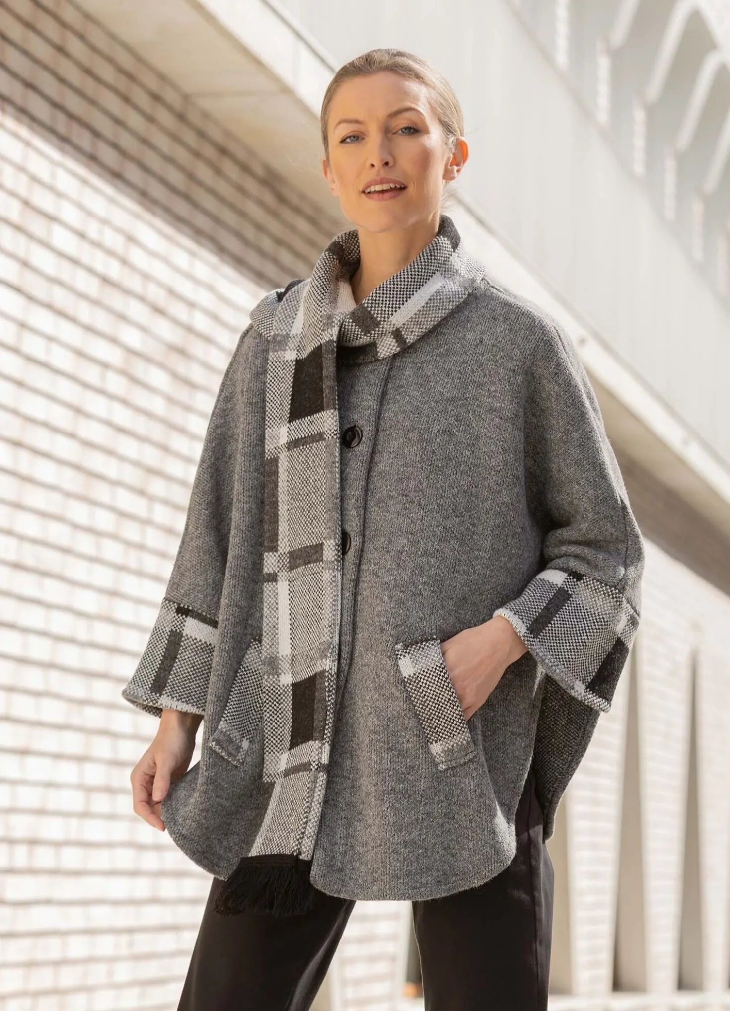 Strickmantel mit integriertem Schal
