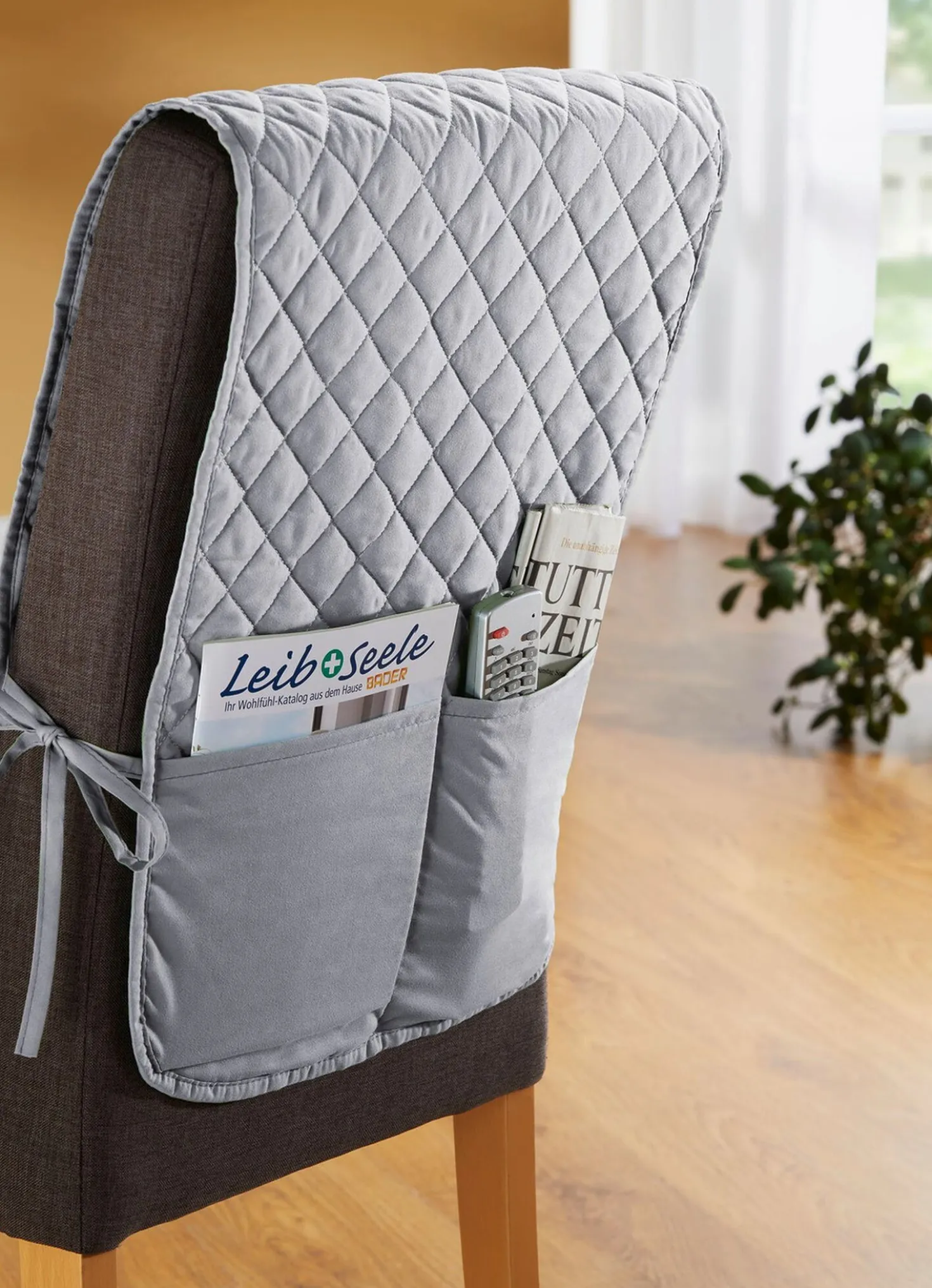 Stuhlhusse mit Taschen und Bandeinfassung