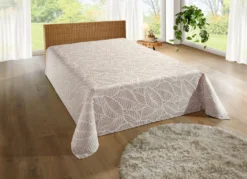 Tagesdecke und Kissenbezüge mit naturnahen Blättermotiven