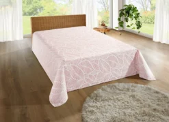 Tagesdecke und Kissenbezüge mit naturnahen Blättermotiven