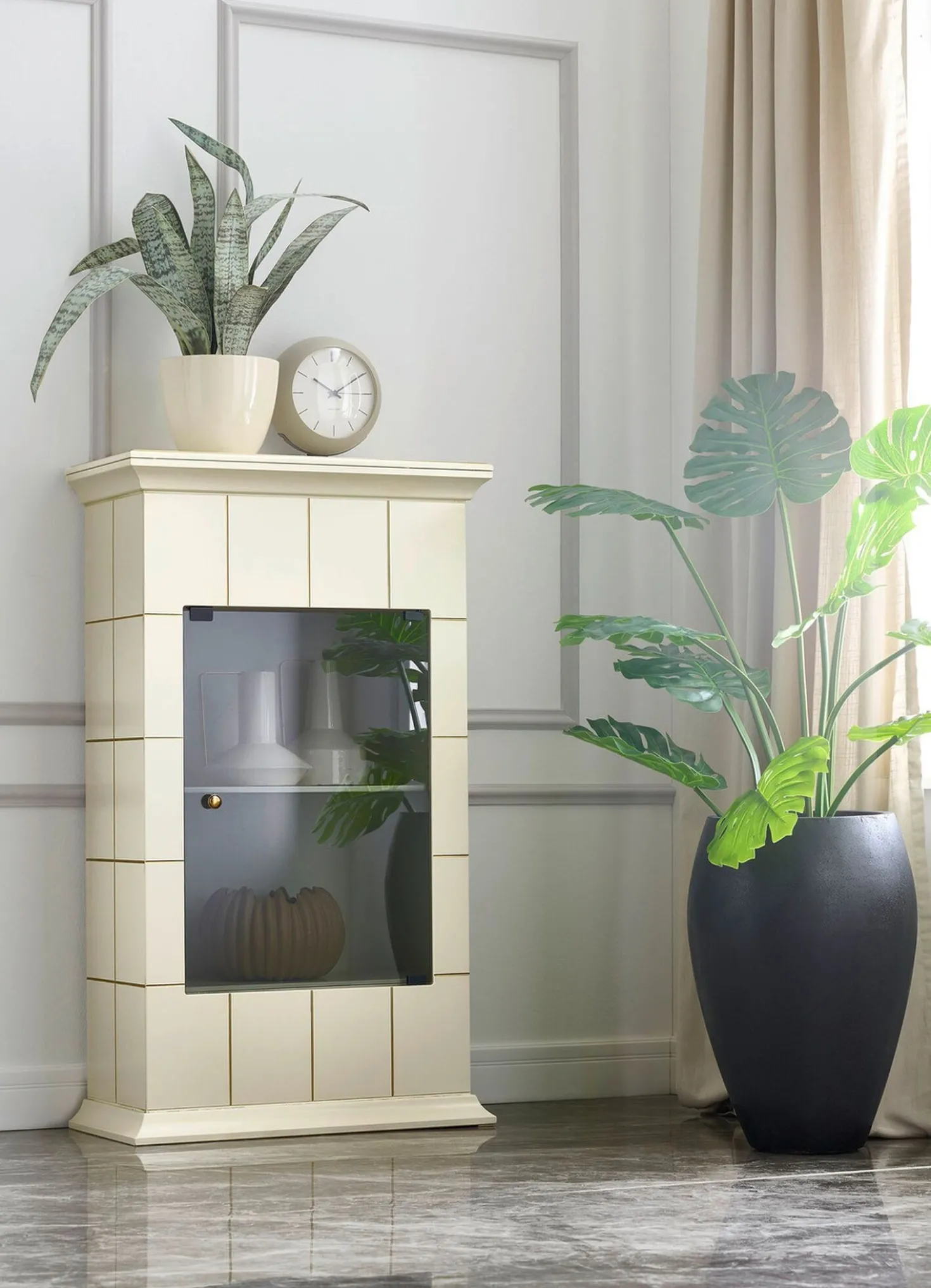 Teilmassive Vitrine mit Glastür