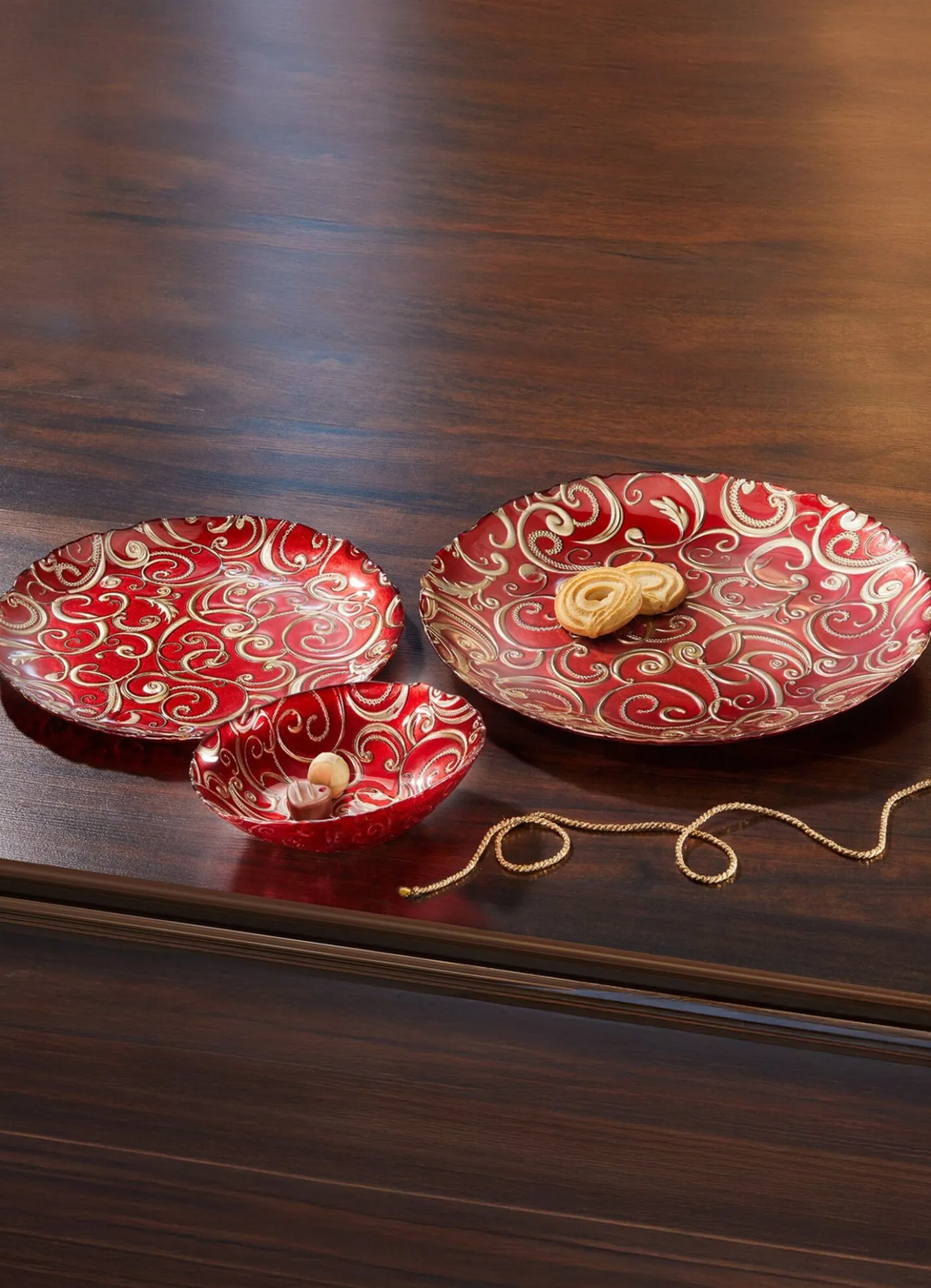 Teller und Schalen aus Glas mit goldfarbenen Relief