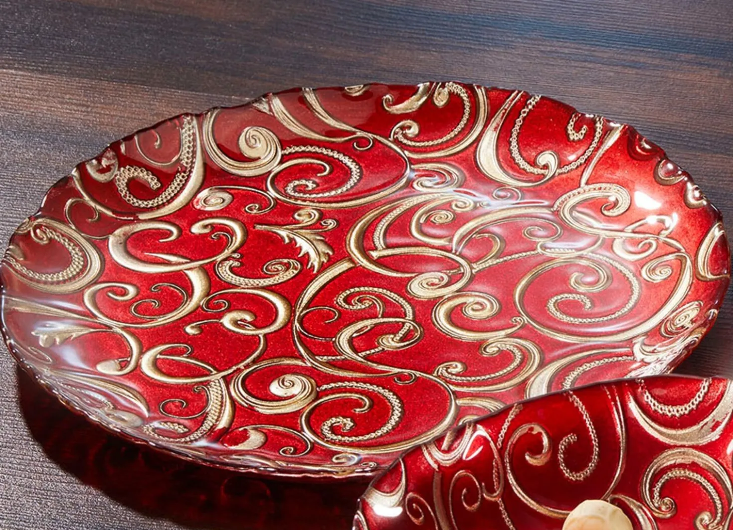 Teller und Schalen aus Glas mit goldfarbenen Relief