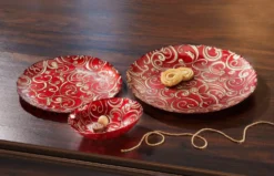 Teller und Schalen aus Glas mit goldfarbenen Relief
