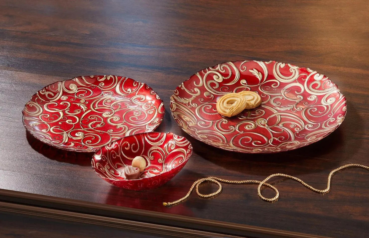 Teller und Schalen aus Glas mit goldfarbenen Relief