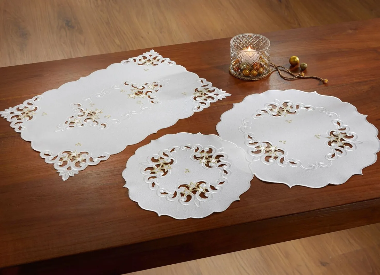 Tischdecke mit aufwendigen Stickereien
