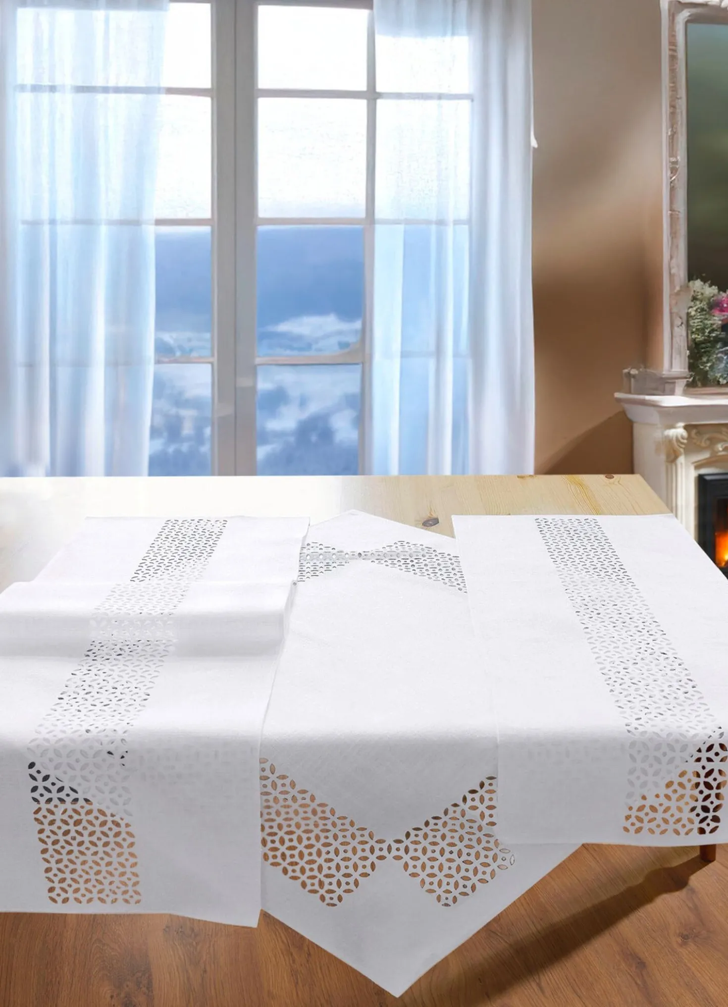 Tischdecke mit dekorativer Lochstanzung
