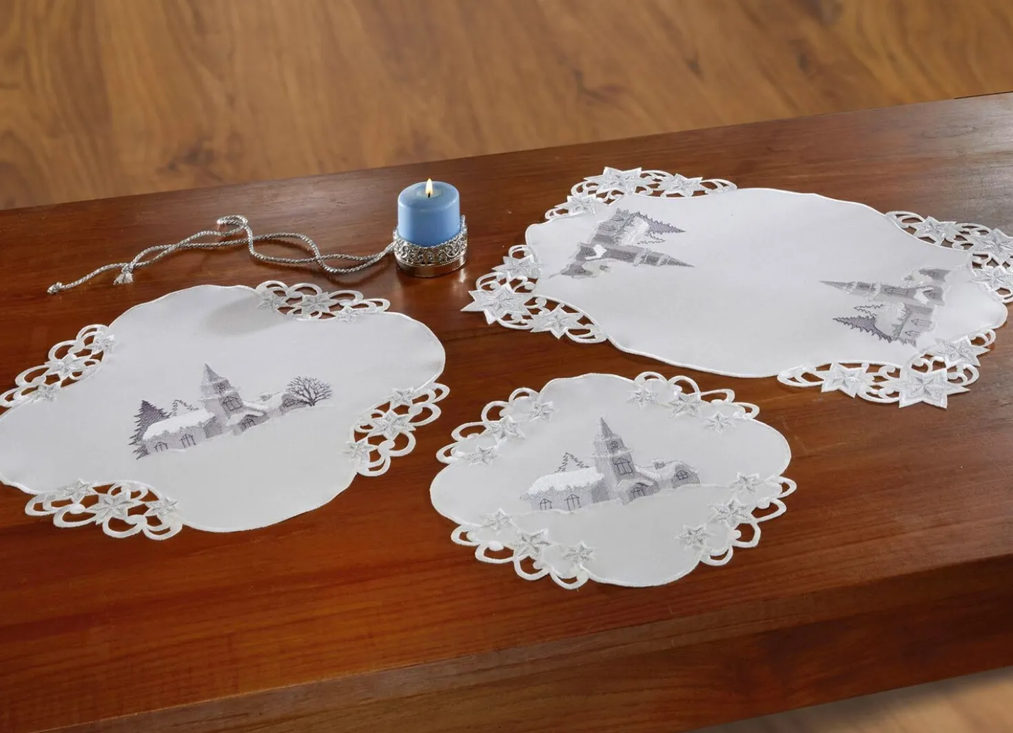 Tischdecke mit romantischem Winterdorf-Dessin