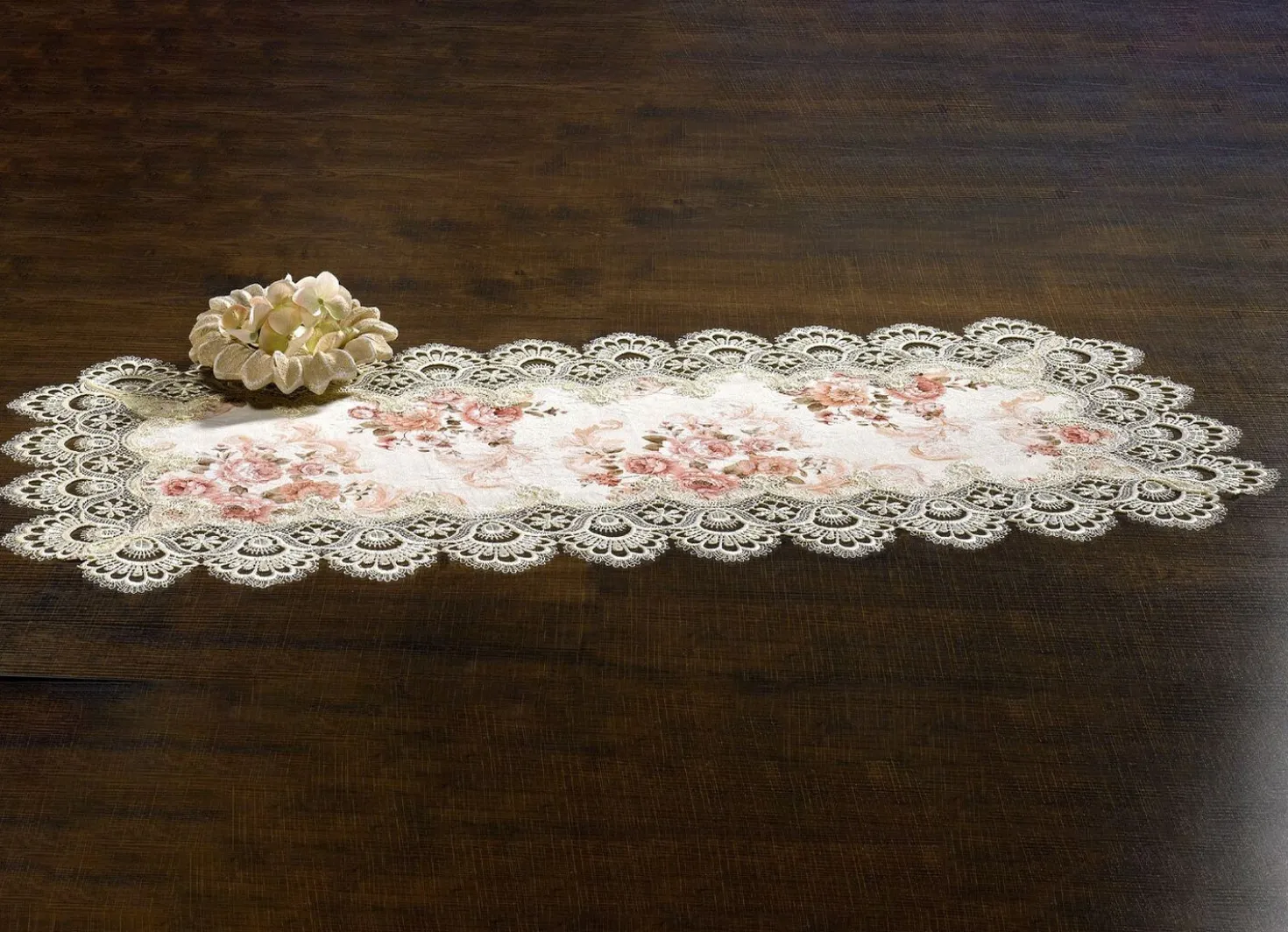 Tischdecke von Schäfer mit feinster Macramé-Spitze