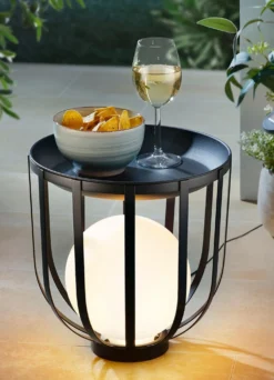 Tisch mit LED-Kugel