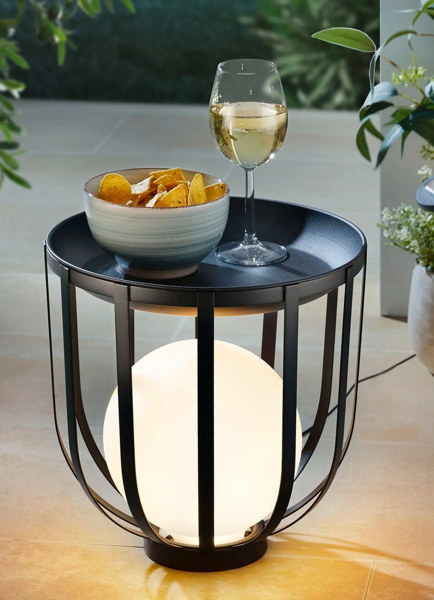 Tisch mit LED-Kugel
