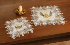 Tisch- und Raumdekoration mit weihnachtlichen Kerzenmotiven