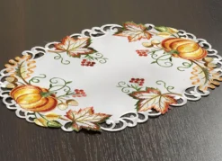 Tisch- und Raumdekoration mit herbstlichen Motiven