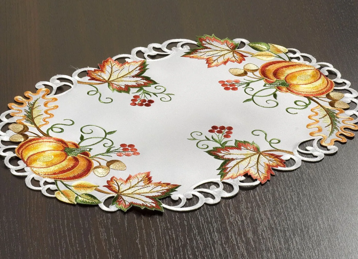 Tisch- und Raumdekoration mit herbstlichen Motiven