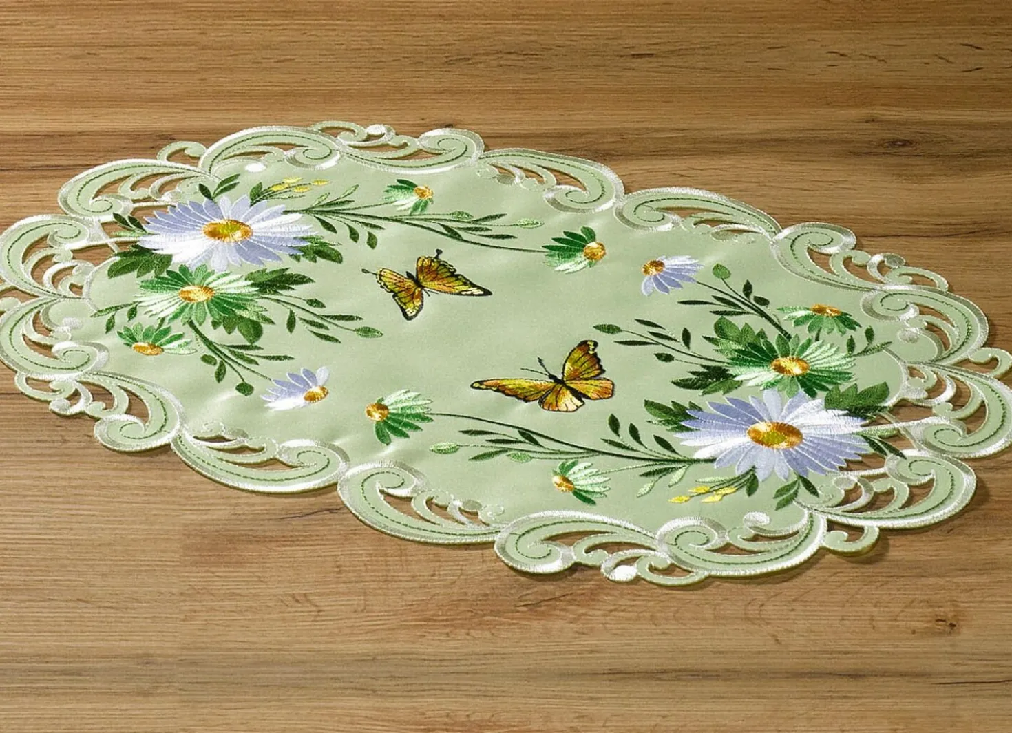 Tisch- und Raumdekoration mit Blumen und Schmetterlingen