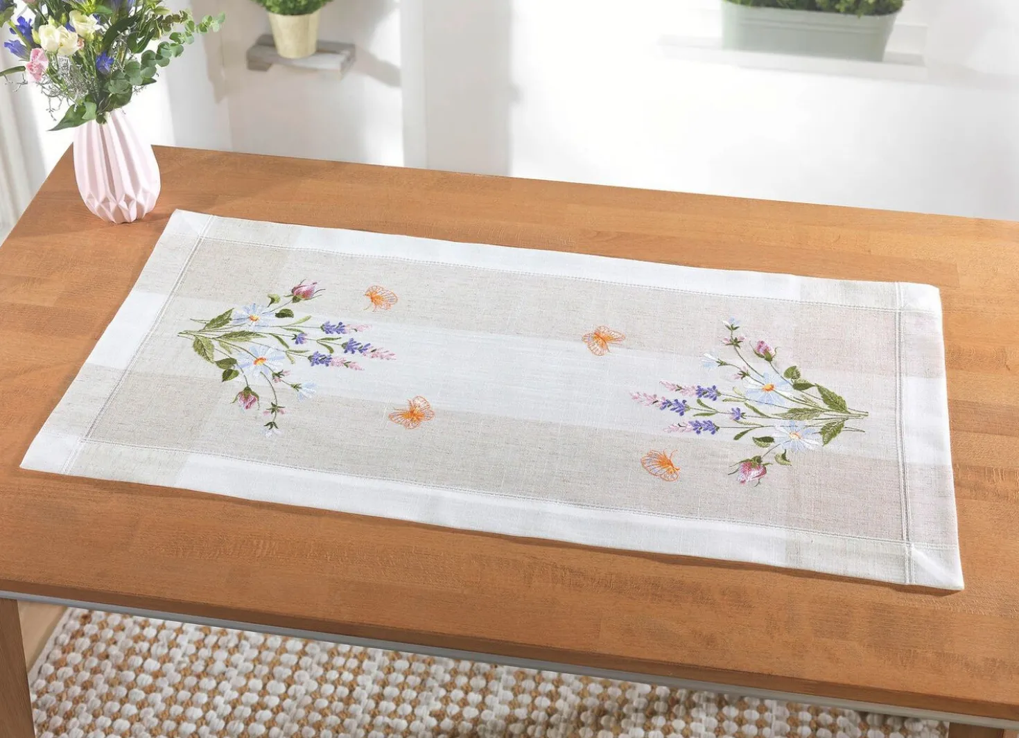 Tisch- und Raumdekoration mit floralem Dessin