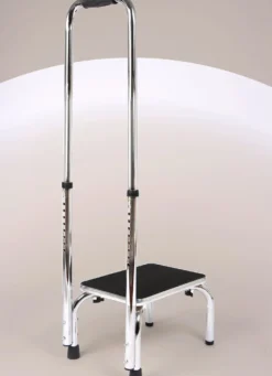Trittstufe mit Haltegriff