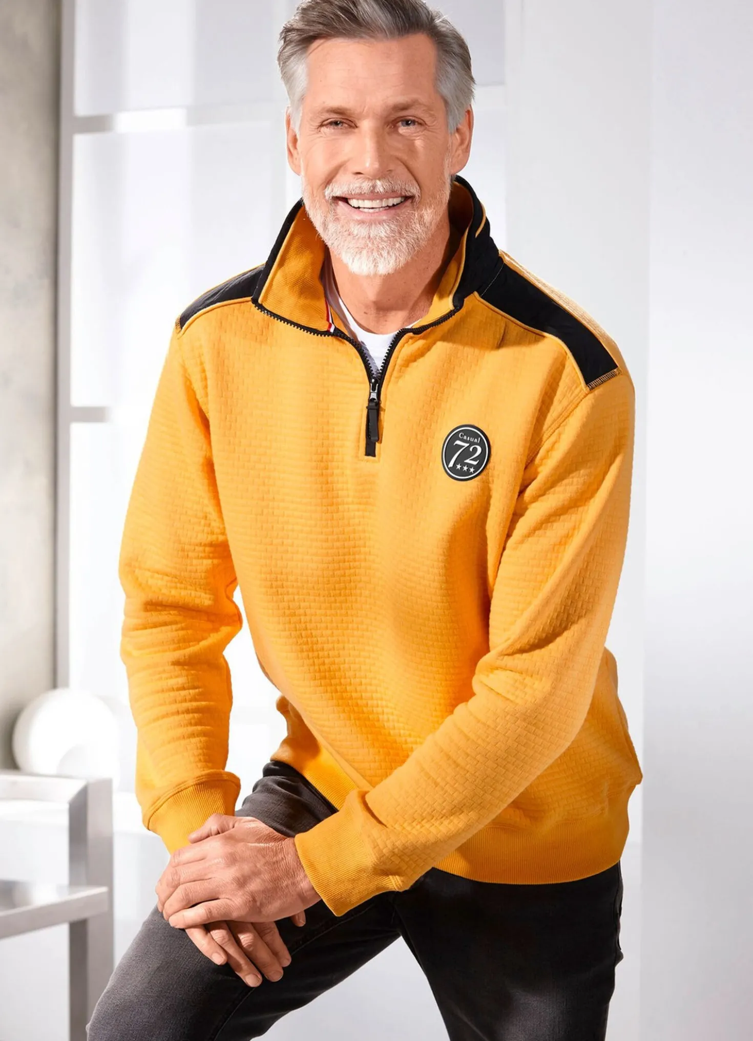 Troyer mit Emblem im Vorderteil