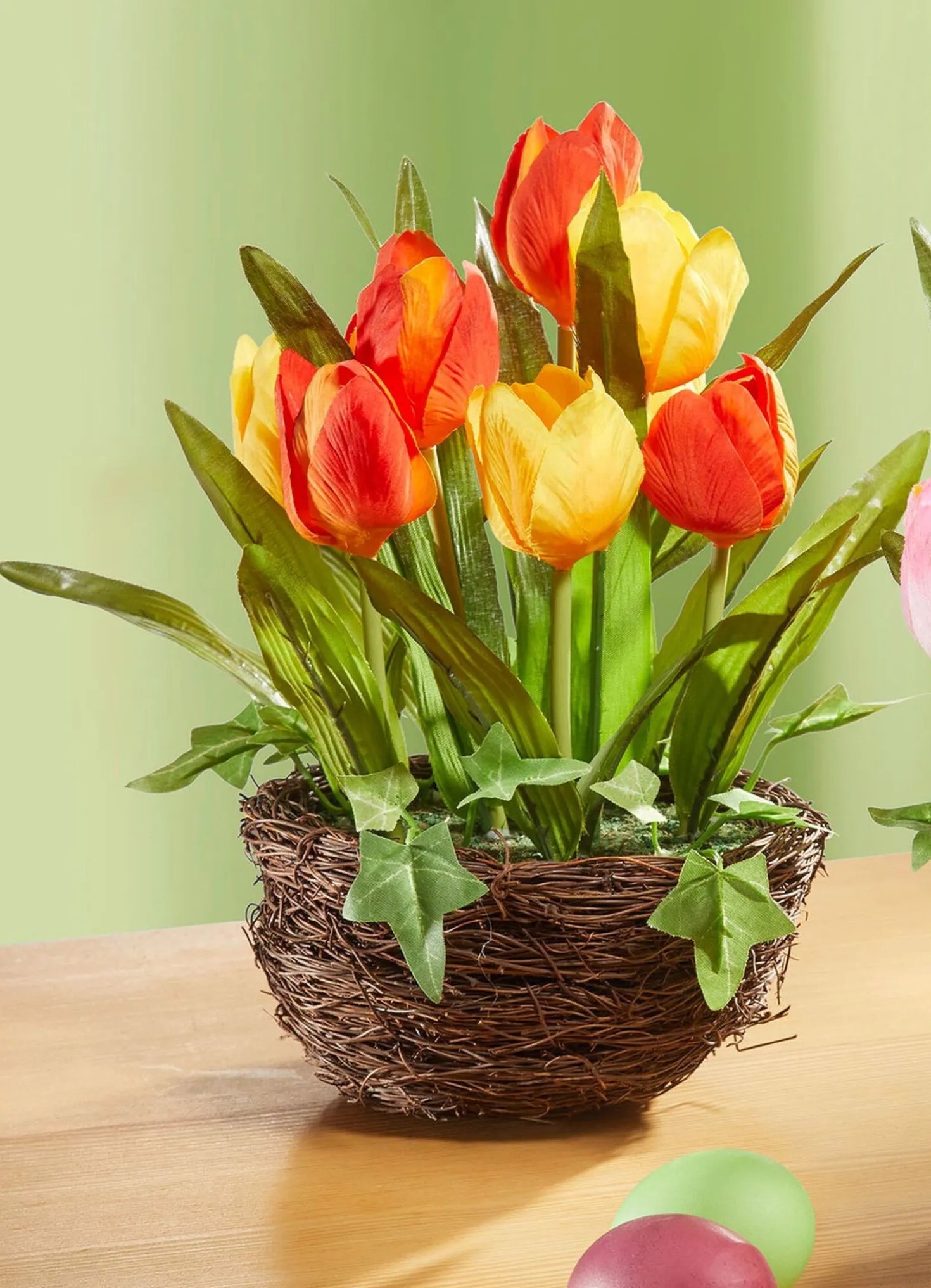 Tulpen im Weidekorb