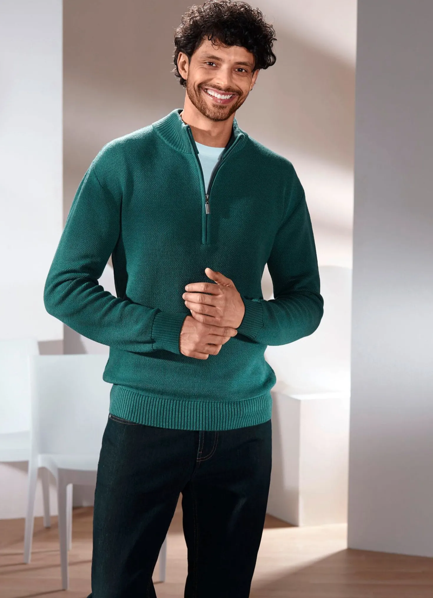 Unifarbener Stehkragenpullover mit kurzem Reißverschluss