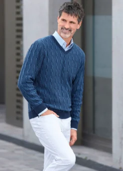 V-Pullover mit markantem Halsausschnitt