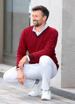 V-Pullover mit markantem Halsausschnitt