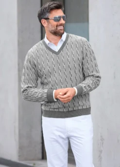 V-Pullover mit markantem Halsausschnitt