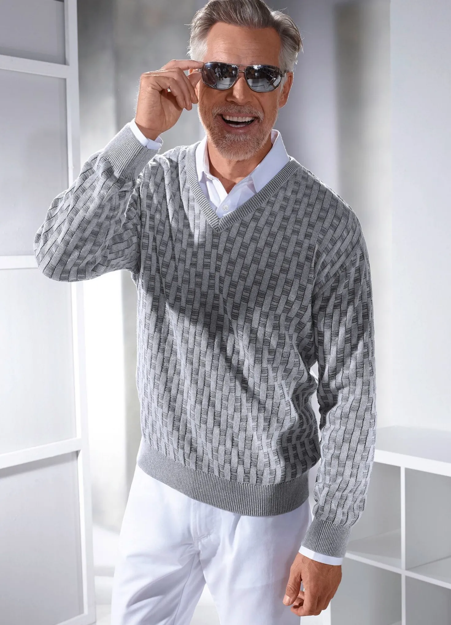 V-Pullover mit Strukturmuster