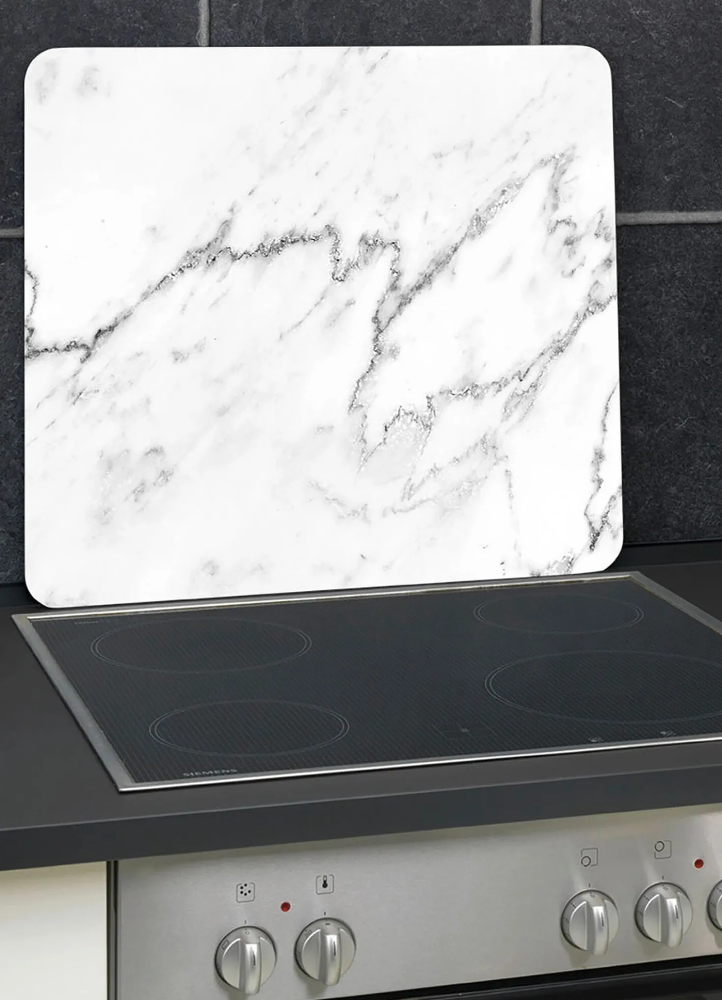 Wandblende aus Glas in Marmor-Optik