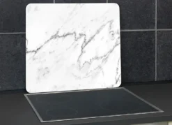 Wandblende aus Glas in Marmor-Optik