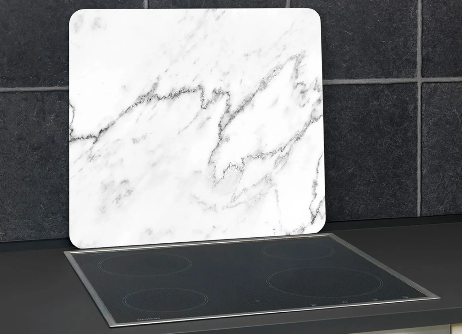 Wandblende aus Glas in Marmor-Optik