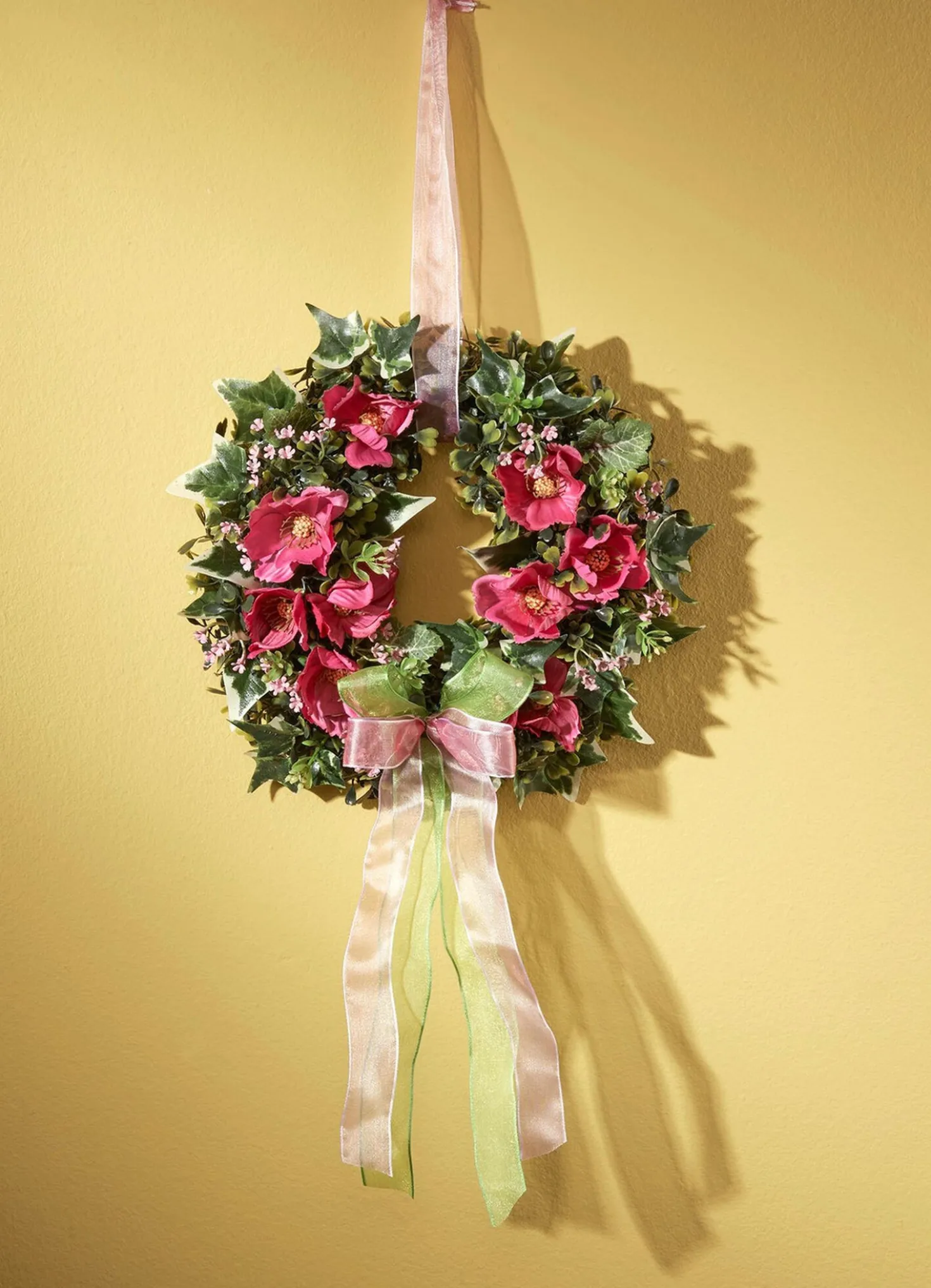 Wandkranz mit rosafarbenen Cosmea-Blüten