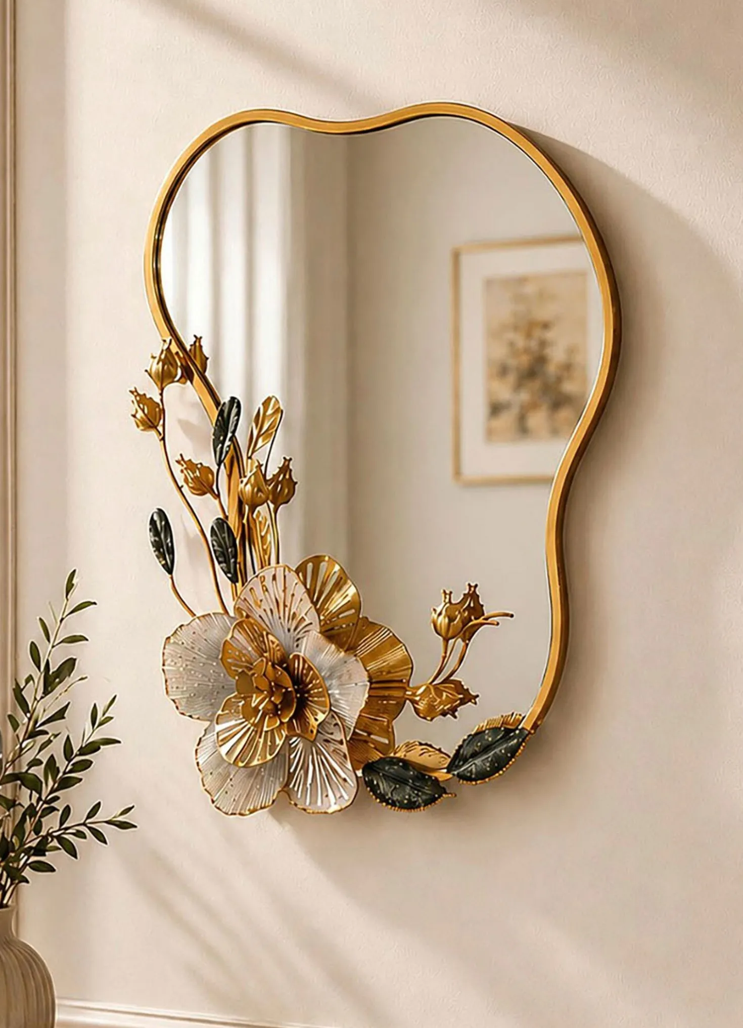 Wandspiegel mit Metall-Blumendekoration