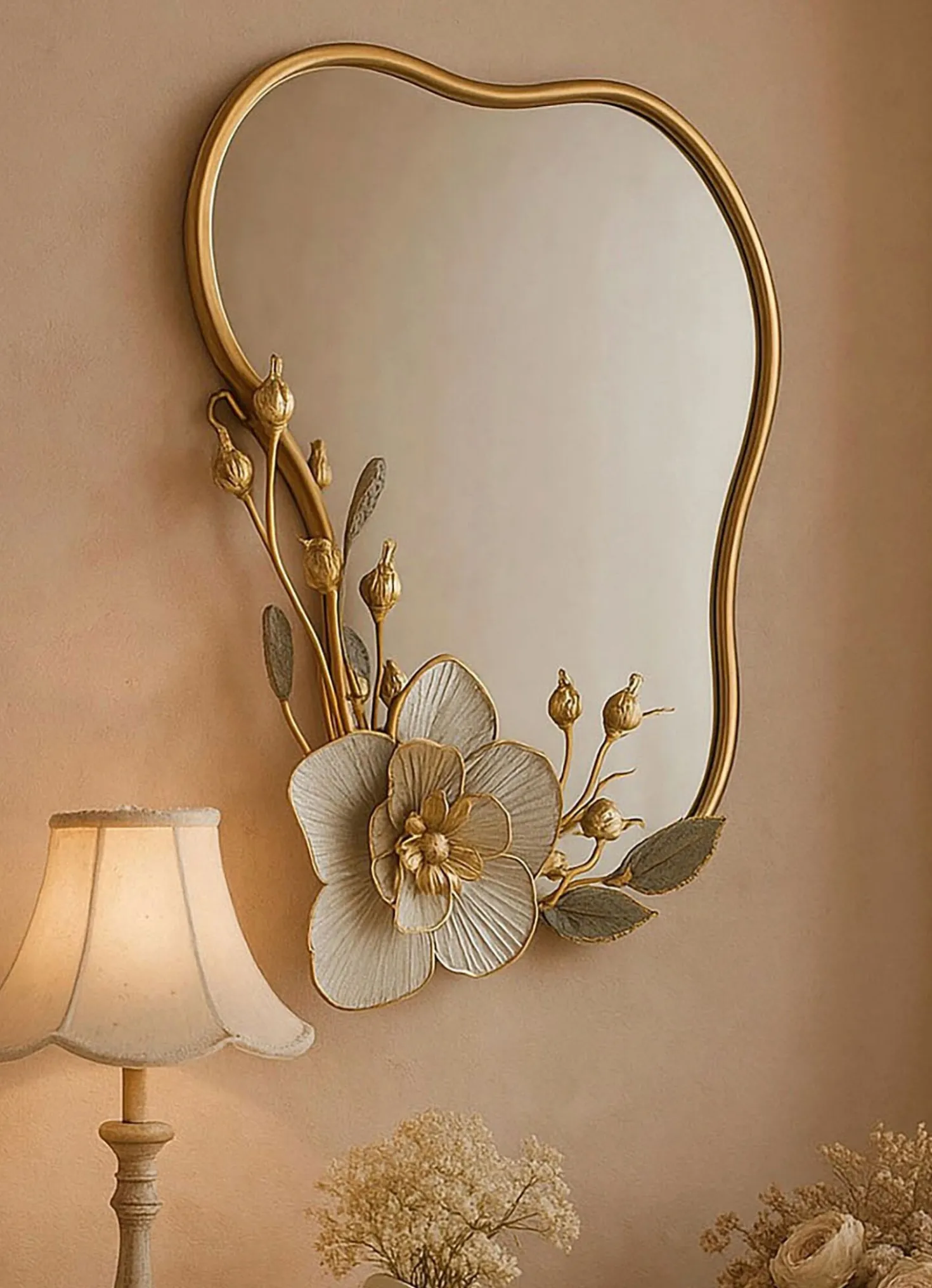 Wandspiegel mit Metall-Blumendekoration