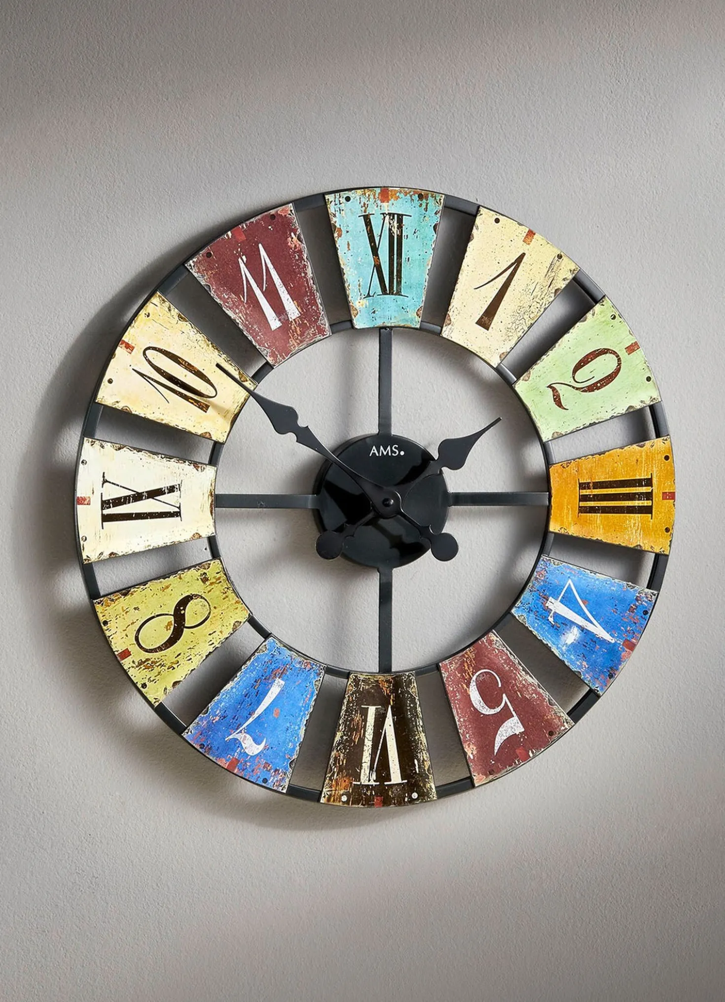 Wanduhr aus dem Hause AMS mit Metallgehäuse