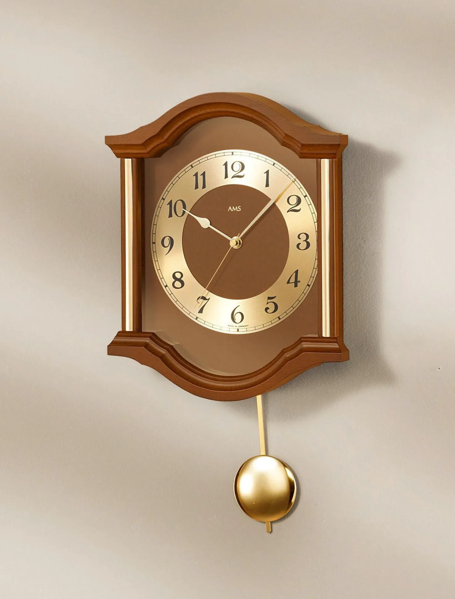Wanduhr aus Holz