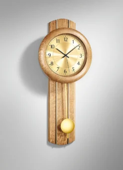 Wanduhr aus massivem Holz mit Funkuhrwerk