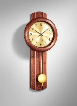 Wanduhr aus massivem Holz mit Funkuhrwerk