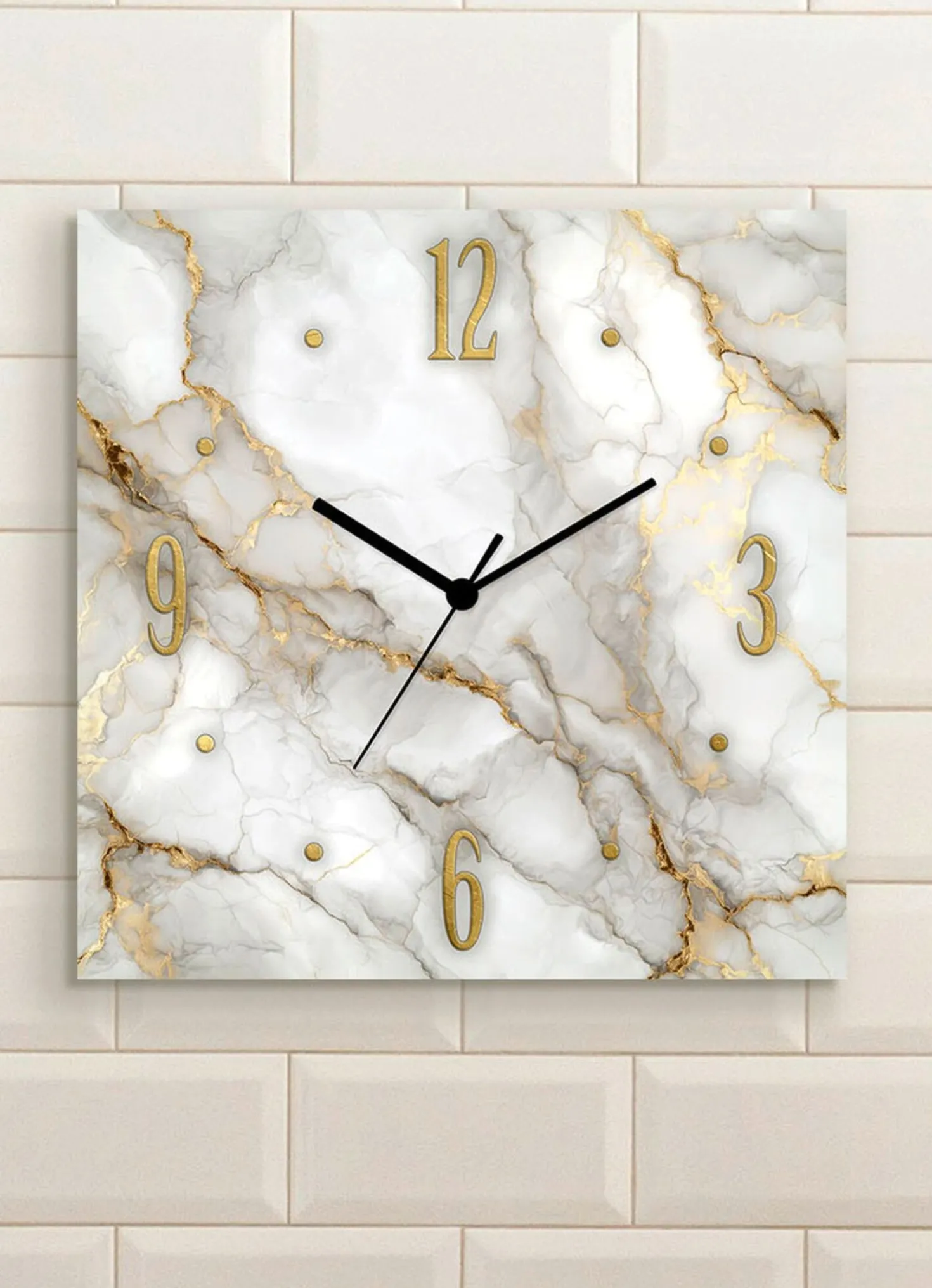 Wanduhr in Marmor-Optik