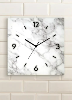 Wanduhr in Marmor-Optik