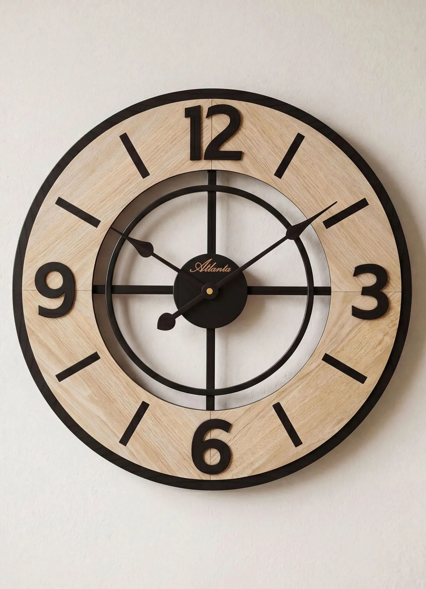 Wanduhr in natürlicher Eiche-Optik