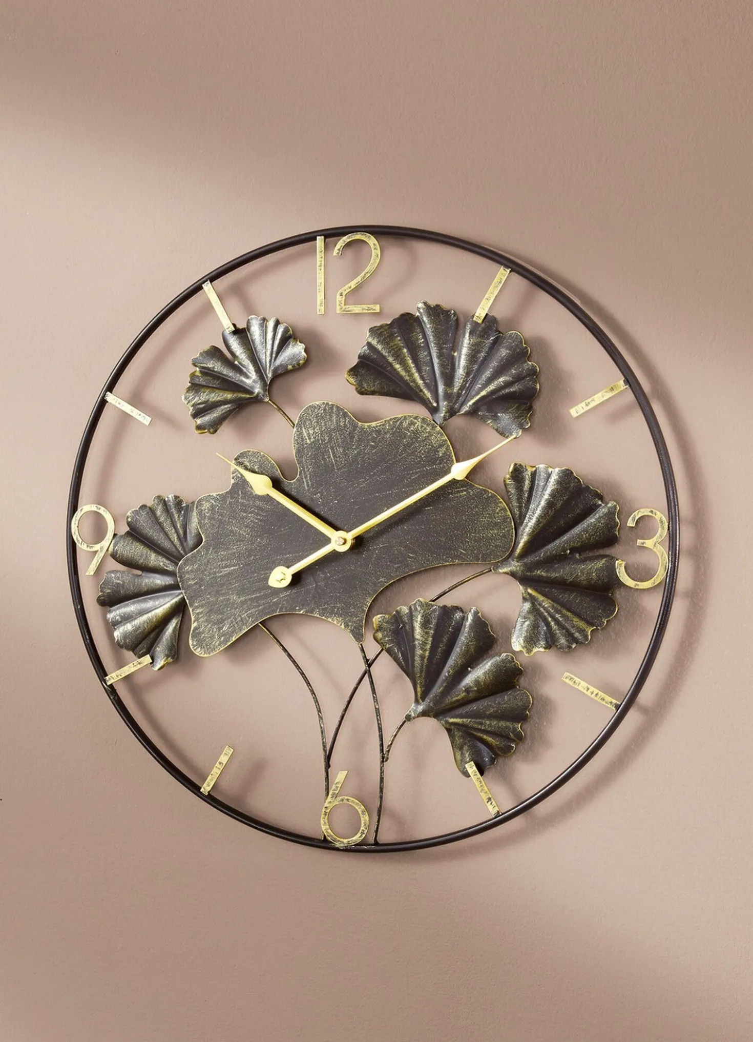 Wanduhr mit Ginkgo-Blätterdesign