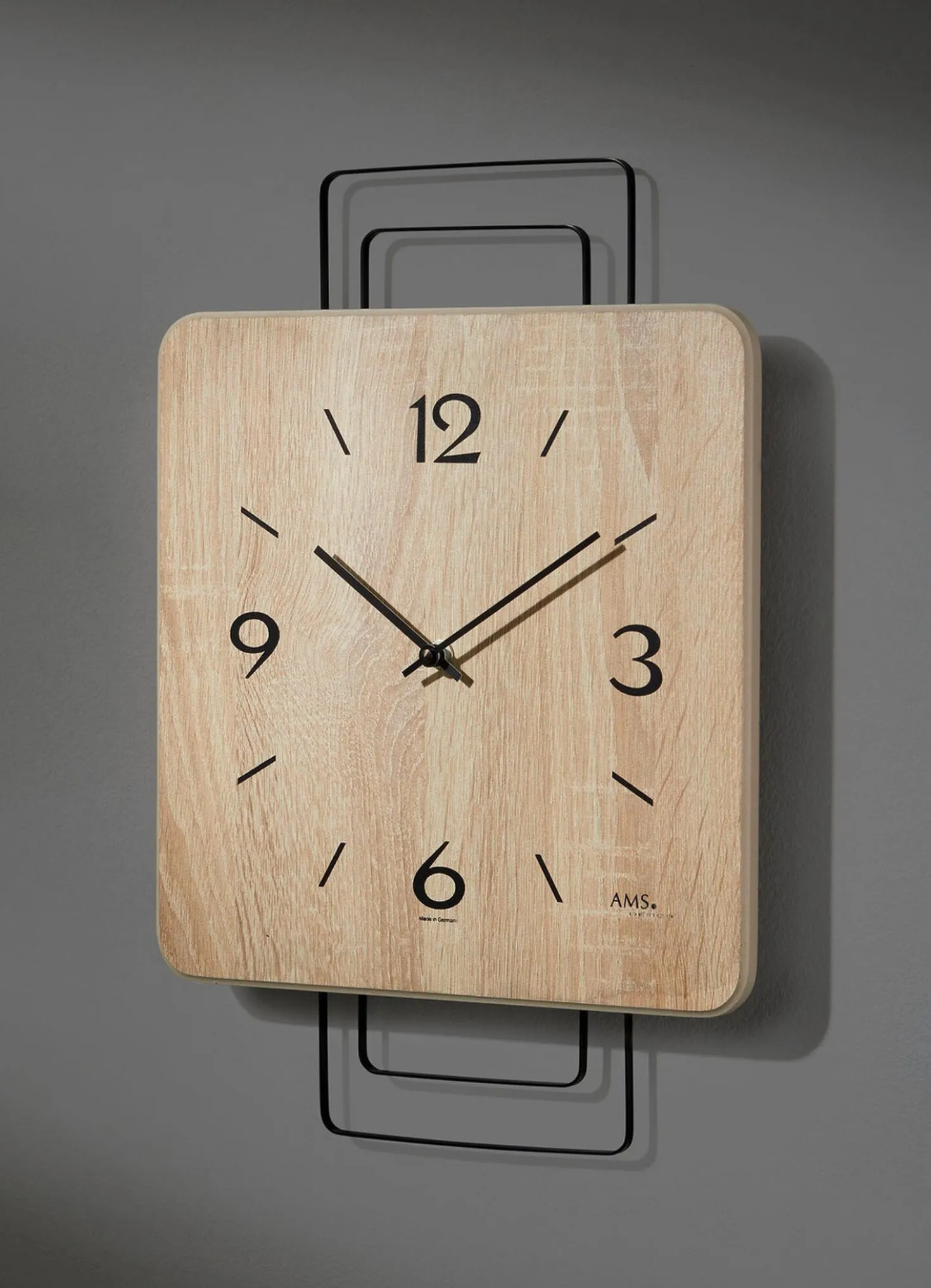Wanduhr mit Holzgehäuse aus dem Hause AMS