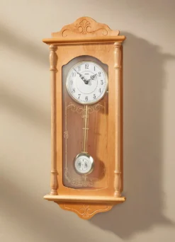 Wanduhr mit Regulatorgehäuse aus Holz