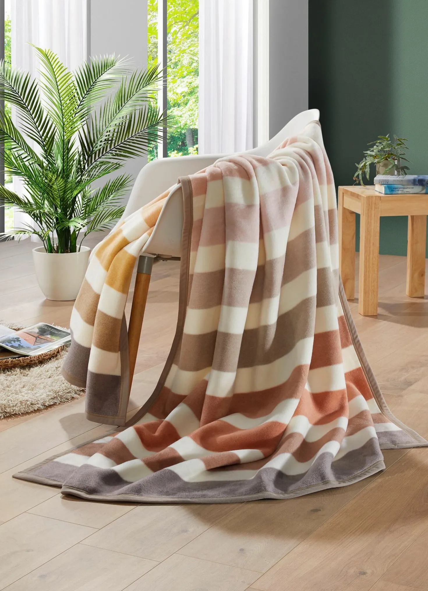 Wohndecke mit Veloursbandeinfassung