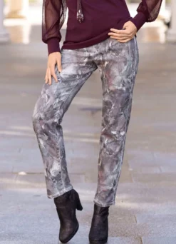 Wunderschön dessinierte Hose
